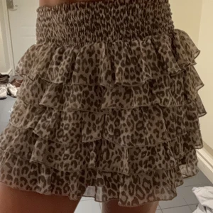 Leopard volangkjol  - Volangkjol i Leo  Inga synliga defekter Bud 450kr Köp direkt för 600kr