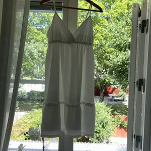 Sommarklänning  - Den är i super bra skick och super fin på sommaren🌸