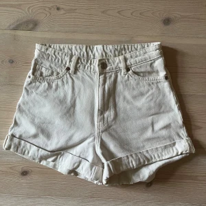 Monki Shorts - Säljer mina super gulliga monki shorts då dem inte kommer till användning. 