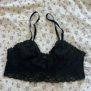 Svart bh - Svart spets bh i storlek S, aldrig använd 💗