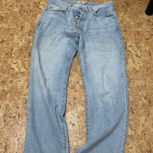 Jeans  - Väldigt ny och precis köpt den och säljer den till billigt pris 