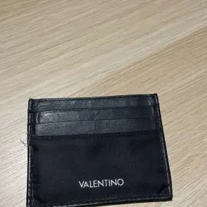 Valentino plånbok box följer med.