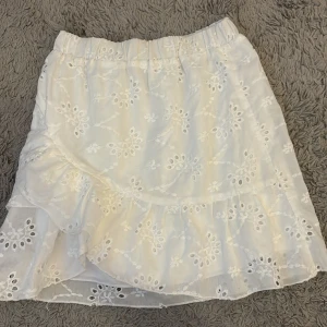 Söt kjol - Söt kjol med fina volanger. Kjol är använd men hittar inga defekter förutom (se bild 3). Köptes 2022 och användes det året men inte mer än det. 