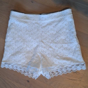 Lindex - så snygga romantiska vita spetsshorts strl 34  - Lindex - så snygga romantiska vita spetsshorts strl 34. Knappt använda, fint skick. Djurfritt och rökfritt hem. Missa inte mina andra annonser 🥰🌸