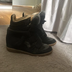 Isabel marant  - Säljer mina svarta Isabel marant för de inte kommer till användning längre. 