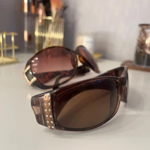 Solglasögon  - Hejj, jag säljer 2 par snygga solglasögon, 1 för 45 eller båda för 60kr💕 köparen står för frakt 🚚 🩷 