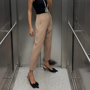 kostym byxor  - Säljer dessa två kostym byxorna men kan man köpa separat om man vill, båda byxorna är endast testade. Dessa byxor är små i storleken så om du vanligtvis brukar ha M så är dessa parfekta.🫶🏼😍 Man kan få båda för 350 eller 1 för 200kr