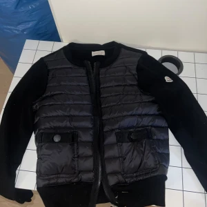 Moncler Cardigan - Säljer moncler cardigan. Den är storlek S och använd ett fåtal gånger. Köpte den Instagram hemsida för 3000kr