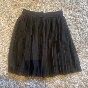 Fin plisserad kjol som inte längre kommer till användning. Den är från NA-KD och är i storlek xs men skulle säga att den även passar en s. Fint skick💕💕