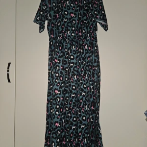 Långklänning  - Aldrig använd kläning. Ca 120 cm lång. Dragkedja bak. 