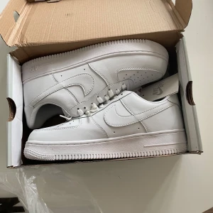 Air force ones - Säljer dessa air force 1:s. Skorna är aldrig använda utan dem säljer pågrund av för stora för mig. Orginalkartong och allt medföljer, digitalt kvitto kan visas upp. Pris går alltid att diskutera👊🏿