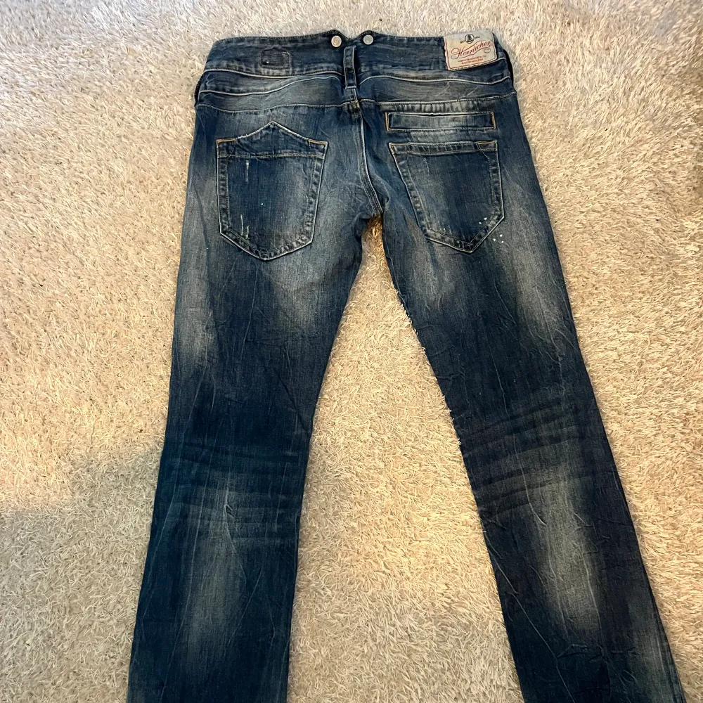 Sjukt snygga lågmidjade jeans med coola detaljer! Älskar verkligen dessa jeans, färgen och detaljerna är verkligen snygga 💙🤩 Dock har jeans tyvärr blivit försmå för mig😪. Jeans & Byxor.