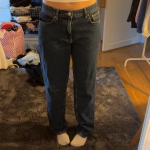 gina jeans - ett par fina mörkblå jeans från gina💕 säljer för att det inte sitter som jag vill, använd fåtal gånger!!
