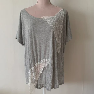 Grå tröja med spets  - Grå tröja med spets för 99kr (original pris 249kr). Helt ny 💕💕💕 i storlek L/XL. 
