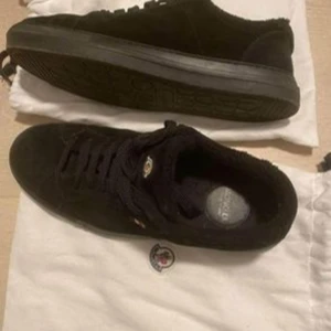 Moncler skor - Herr  Storlek 32  Använda fåtal gånger 