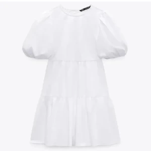 Vit klänning från zara  - En så fin och söt klänning från zara. Den är perfekt för sommaren eller olika firanden som konfirmation osv. Den är använd endast en gång så inprincip i nyskick, 200kr+Frakt, hör av dig om du är intresserad🍓🫐💕