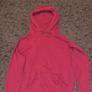Rosa bik bok Hoodie  - Superfin hoodie i mörkrosta från bik bok, lite nopprig men annars i fint skick!
