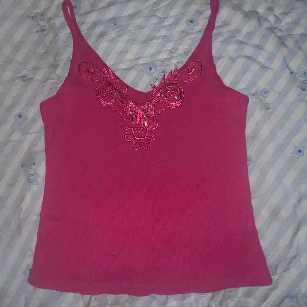 Säljer ett typ rosa/rött Linne från Marks & Spencer legat i min garderob o tar plats minns ej att jag använt den bara testat jag har storlek S/M om man vill köpa får man ge ett förslag på pris. Toppar.