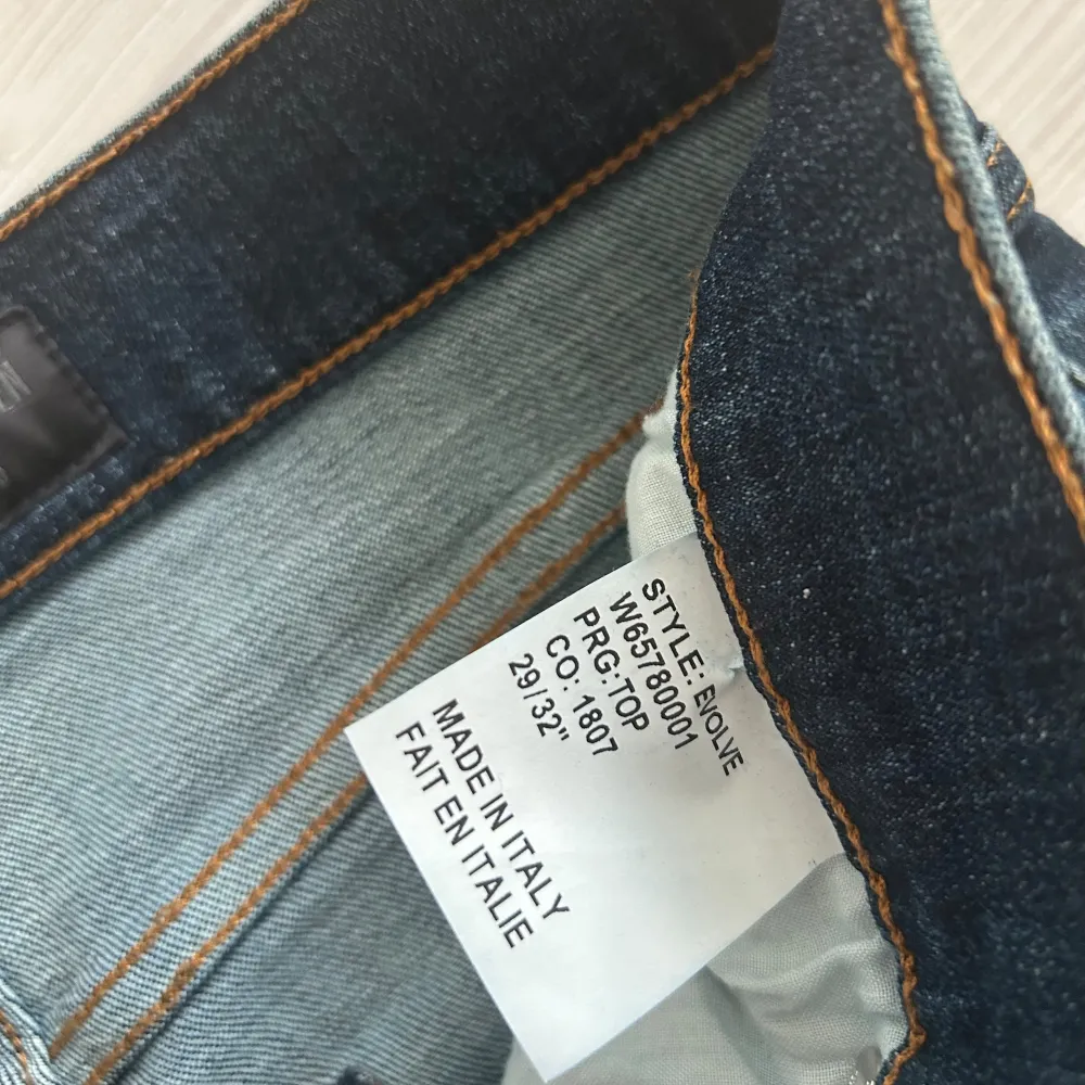 Tja säljer nu ett par tiger of sweden jeans i storlek W29 för endast 399kr! Passar även W28, pris är ej hugget i sten!. Jeans & Byxor.