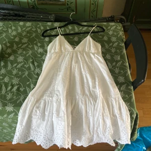 Zara klänning - Den trendiga zara klänningen i storlek M men passar både M och S. Köpt ny på Plick använde några gånger men är som ny säljer för är lite för liten. Går att pruta nypris 400kr säljer 200kr💕💕💕🌸