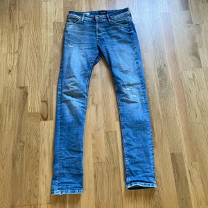 Jack and Jones ripped Jeans  - Säljer mina ljusblå ripped jeans från Jack and Jones då jag inte använder de längre. Modellen heter Slim Glenn. Skick 8/10. Skriv för mer bilder, kan gå ner i pris vid snabb affär 