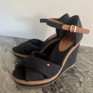Svarta Tommy Hilfiger espadrillos i tyg - Ett par så gott som nya espadrillos från Tommy Hilfiger i stl 37.  