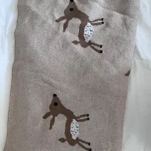 Filtar - En tunnare Bambi filt från shein och en vit filt med lite utav ett kanin tryck från hm. Barnfiltar som är helt oanvända. Säljs tillsammans.