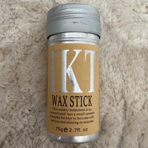 Vax stick för håret  - Vax stick för håret. Slickar ner all friss och funkar fantastiskt. Har endast använt på peruker, men funkar på riktigt hår också. Vid frågor, hör av dig, annars så behöver du bara trycka på ”köp nu”☺️☺️