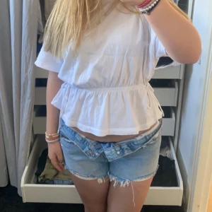 Jeans shorts  - Svin bra skick, använda typ 3 gånger, jag brukar ha 36 eller 38 i shorts men dessa är i 42 och passar mig💓