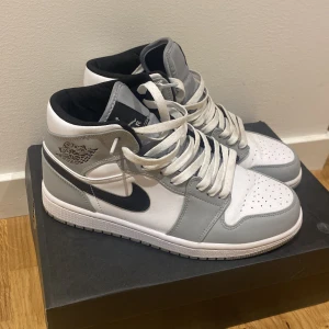 Nike air Jordan 1 Mid light smoke grey  - Storlek 40.5 bra skick använda få gånger. Lådan är också i ett bra skick 