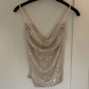 Glitter topp ✨ - Säljer denna fina glitter topp då det tyvär  inte passar mig!🩷 Toppen är från NA-KD och det är knappt använt! Toppen är i fint skick!  