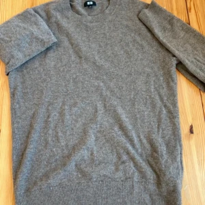 100% Cashmere tröja - 100% äkta cashmere tröja från uniqlo! Sjukt skön sommar tröja.