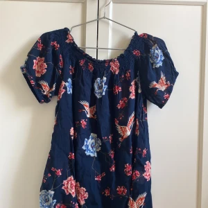 Tröja med tryck - Tröja i perfekt skick. Den är gjord för att inte sitta på axlarna men båda funkar! Strl small men passar även M. Pris:50kr+frakt!  