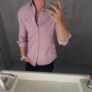 Ralph Lauren skjorta - Hej, säljer nu min fina Ralph Lauren skjorta storlek M slimfit men passar också S. Den är i nyskick och kommer vara otroligt snygg i sommar. Nypris 1500kr! Vi kommer att sälja liknande produkter nu i sommar så glöm inte följa profilen!🌊🍾