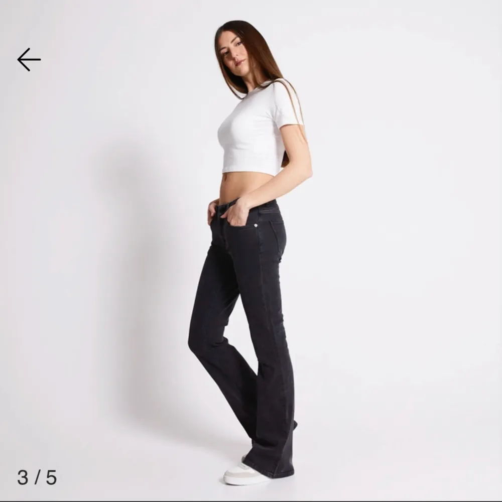 Jeans från lager157 i storlek xs/full length💕 använda några gånger men fortfarande fint skick💕 skriv om du har några frågor o köp gärna via ”köp nu”❤️. Jeans & Byxor.