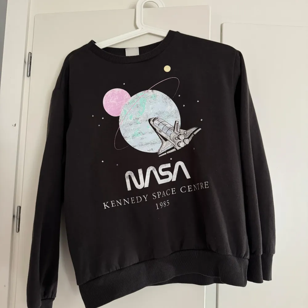 Nästan oanvänd svart NASA sweatshirt i MYCKET BRA skick. Hoodies.