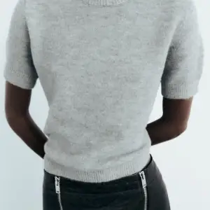 En går stickad T-shirt ifårn Zara, nästan aldrig använd! 🩶 Kontakta vid intresse och egna bilder⭐️