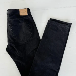 Svarta slim jeans - Svarta slim jeans från Velour by Nostalgi