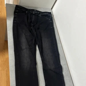 Baggy jeans - Säljer min svarta byxor eftersom jag inte har en användning av de längre. Storlek S. Använt dom 5-7 gånger. Hör av er vid frågor pris kan diskuteras 