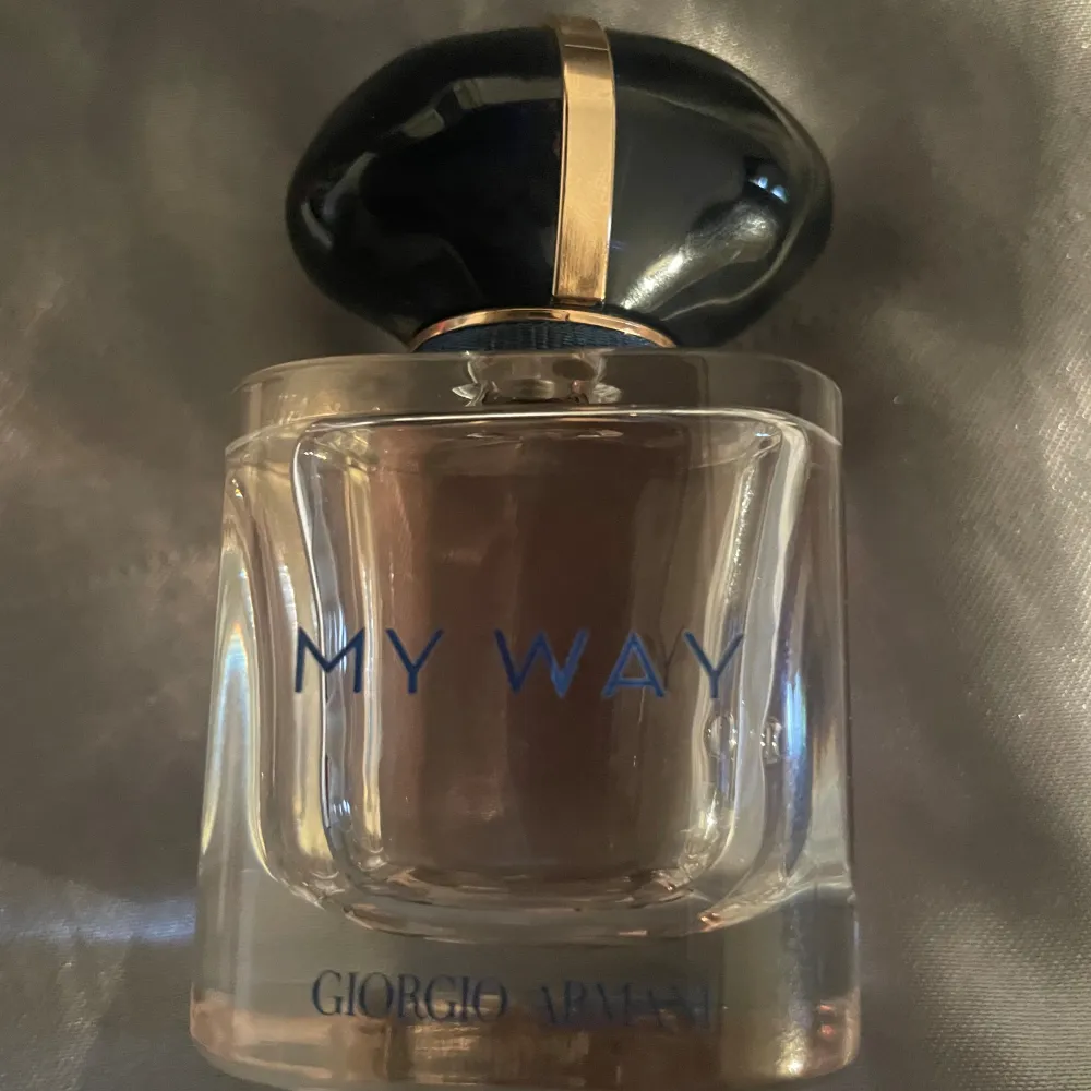 30ml parfym av Armani för 350kr. Endast sprutad en gång.. Skönhet.