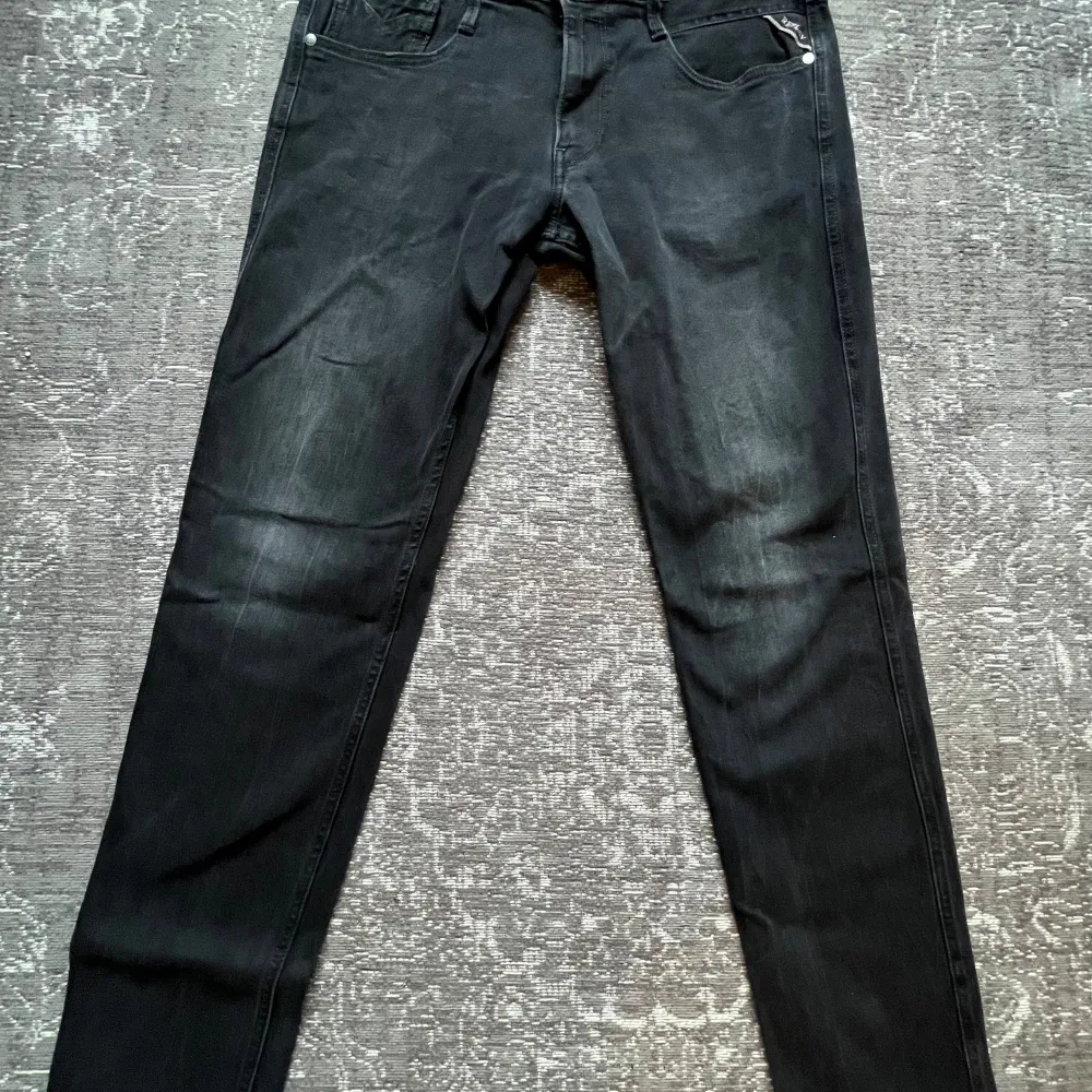 Ett par snygga Replay jeans. De är i modellen Anbass och är i storlek slim. Jeansen har inga defekter eller andra konstigheter. Storlek 32/32 Frågor är det bara att skriva💬. Jeans & Byxor.