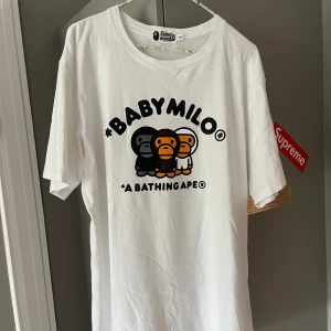 BAPE Triple Baby Milo Tee - Tja säljer nu denna riktigt söta bape tröjan 🐒🤤🥺Storlek XL sjävklart ÄKTA detta är ett riktigt kap, kan mötas upp i Stockholm eller frakta, perfekta tröjan nu för i sommar☀️🌞