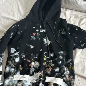 Off white hoodie - Säljer denna fina off white hoodie som jag inte använder längre då jag försöker byta stil.