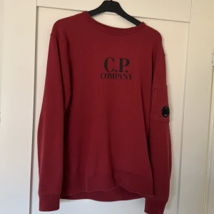 C.P Company tröja  - Storlek 14 år men passar en lite mindre 15 åring bra skick 