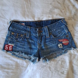 True Religion Shorts - Säljer mina superfina lågmidjade true religion shorts med ursnygga slitningar i toppenskick💖 | Midjemått - ca 36 cm tvärs över | Tveka inte att fråga vid funderingar!😊💞 | Använd gärna "Köp nu"!💞💞 |