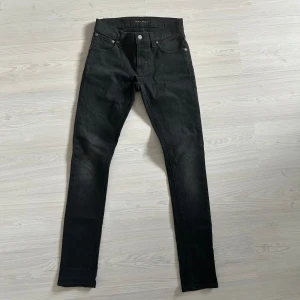 Nudie Jeans - Tja säljer nu ett par nudie jeans för endast 399kr! Storlek W28 L32, passar lite mindre i midjan. Pris är ej hugget i sten, hör av dig i dm vid funderingar!
