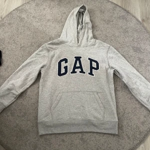 Hoodie - En skit snygg GAP hoodie i nyskick, bara använd fåtal gånger. Skriv för fler bilder💞