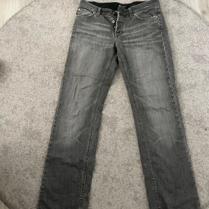 Jeans  - Mörkgrå jeans från filippa K! Jag älskar färgen passar till allt men tyvärr blivit lite stora:(💞 skriv för fler bilder!!