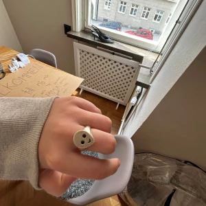 Maria Nilsdotter Alien ring  - Ring i fint/mycket fint skick! Nypris 2995kr i butik, skulle säga att den passar storlek 16-18 beroende på vilket finger man vill ha den på. Säljer då jag inte använder den mer, snabb och smidig affär prioriteras❤️