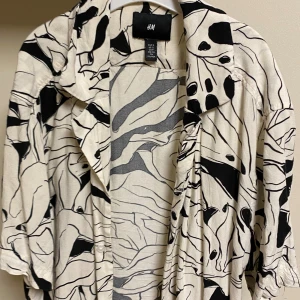 mönstrad kortärmad skjorta - ca 65 cm lång 